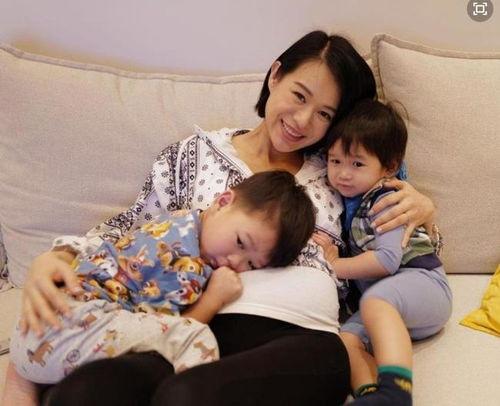 三个孩子五口之家照片,三孩欢乐时光”