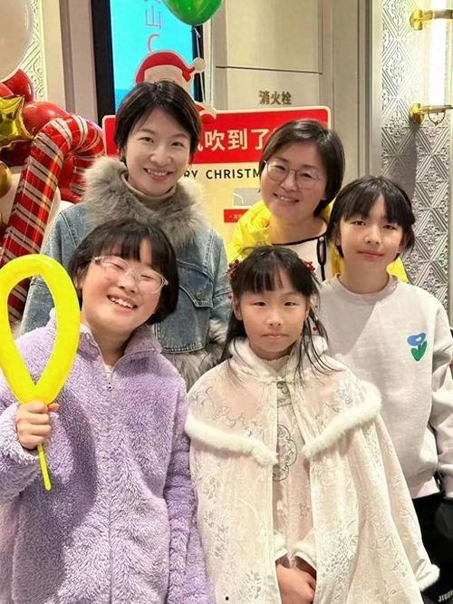 三个孩子五口之家照片,三孩欢乐时光”  第2张